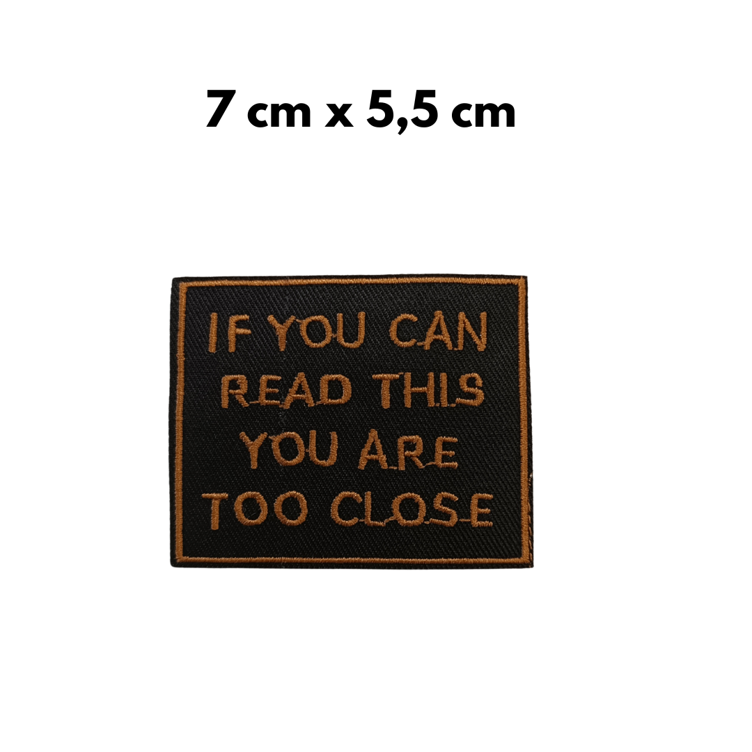 TOPPA RICAMATA TERMOADESIVA "IF YOU CAN READ THIS YOU ARE TOO CLOSE"