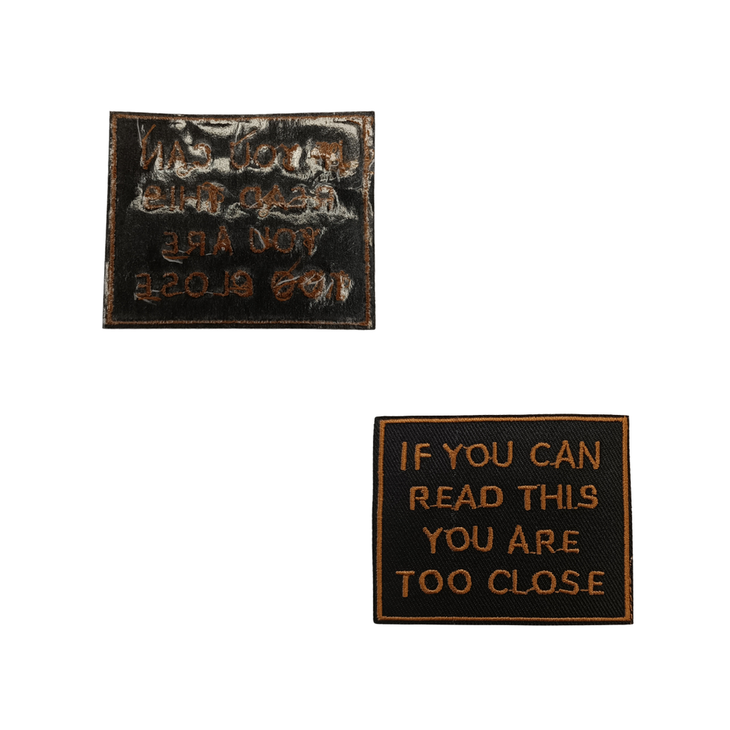 TOPPA RICAMATA TERMOADESIVA "IF YOU CAN READ THIS YOU ARE TOO CLOSE"