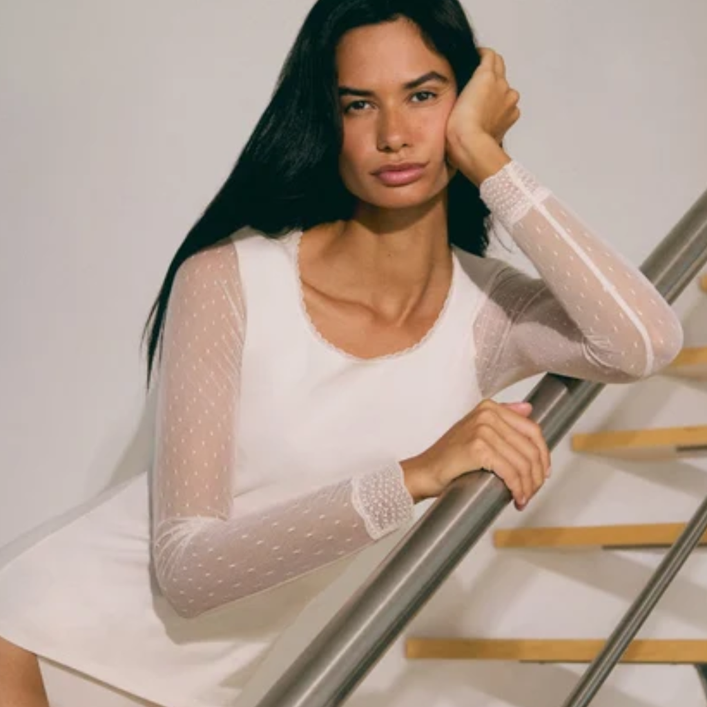 Maglia a Manica Lunga in Tulle Plumetis – Eleganza Romantica e Comfort in Cotone